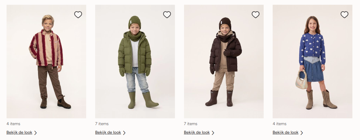 Vier kidsoutfits als studiobeeld: drie jongens in winterjassen en een meisje in een blauwe jurk met spijkerrok, naast elkaar op een lichte achtergrond.